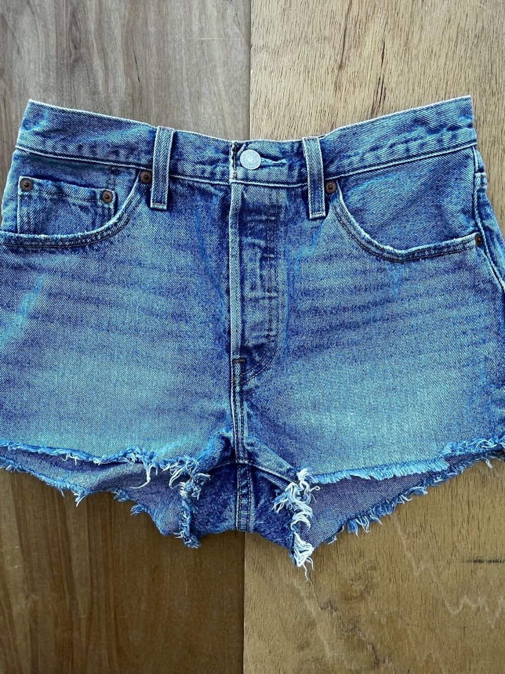 LEVIS 501 HIGH RISE BUTTON FLY DENIM SHORTS Women’s sz 28 Blue Frayed Hem